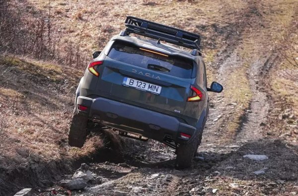 Добавени са амортисьори Koni и подсилени пружини, а стандартните гуми са заменени с All-Terrain BFGoodrich, размер 215/70 R16. Под двигателя и скоростната кутия има алуминиева защита с дебелина 6 мм, под задния диференциал - 2,5-милиметров стоманен панел. Пътният просвет е увеличен с 3 см.
