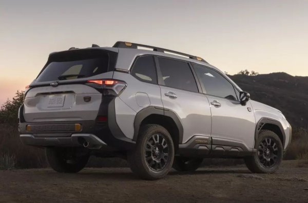 Ъглите на заход и отход също са се увеличили, а колата е оборудвана с офроуд гуми Yokohama Geolandar. Комплектацията също така включва системата за избор на режим на шофиране X-Mode със специални настройки.