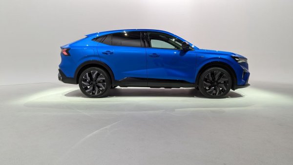 Това си личи и по задвижването: тук ги няма базовите меки хибридни версии от Austral. Най-достъпният Rafale ще е пълен хибрид с 1.2-литров бензинов турбодвигател и два електромотора. Те ще задвижват предните колела и ще дават 200 конски сили максимална мощност, при 4.7 литра на 100 километра комбиниран разход. Батерията е леко увеличена спрямо Austral и вече е 2 киловатчаса. Французите уверяват, че с едно зареждане на резервоара тази кола може да измине 1100 км. В града Rafale може да се движи на ток в 80% от времето. 
