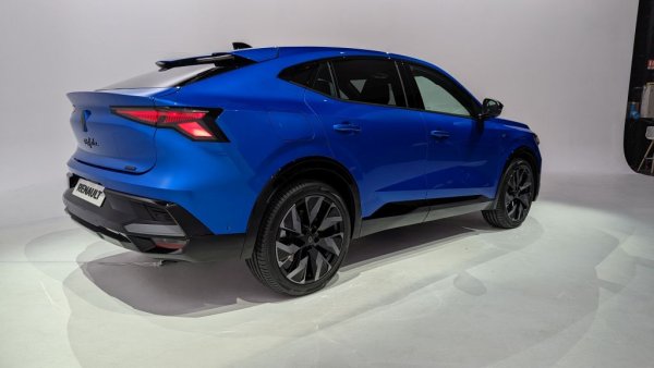 Освен този хибрид обаче, Rafale ще получи и една върхова версия, каквато по-малкият Austral няма: plug-in хибрид с трети електромотор на задната ос, който ще осигурява задвижване на четирите колела. Тук вече мощността ще е 300 коня. За повече стабилност колата ще получи и завиващи задни колела. Батерията, разбира се, ще е по-голяма, но още нямаме детайлна информация за нея. 
