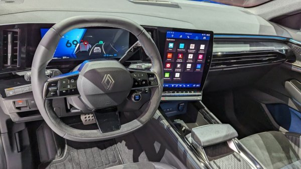 Интериорът ще ви се стори по-познат, с двата свързани екрана на приборите и мултимедията. Информационната система интегрира директно повечето услуги на Google и, ако съдим по опита си от Austral, ще е много лесна за ползване. 
Получавате Google Maps, Google Assistant и още над 50 други приложения, които можете да допълвате чрез Google Play. Всички софтуерни актуализации за автомобила вече ще стават дистанционно, през облака, и няма да се налага да посещавате сервиз заради тях. 