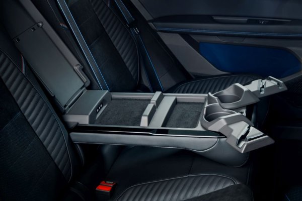 Новост е и задният подлакътник, с тези доста хитроумни въртящи се поставки за смартфон или таблет. Все пак да отбележим, че двата автомобила, които разгледахме преди премиерата в Париж, са все още предварителни, ръчно сглобени бройки. Някои детайли ще изглеждат по-добре в серийната кола, отколкото тук, където са изработени ръчно. 