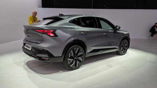 Плавната линия на покрива се снижава назад под ъгъл от 17 градуса - не само естестическо решение, но и оптимално от гледна точка на аеродинамиката. Това елиминира и нуждата от задна чистачка. Същевременно се убедихме, че скосеният покрив не отнема от пространството за главите на пътниците на задния ред. 
