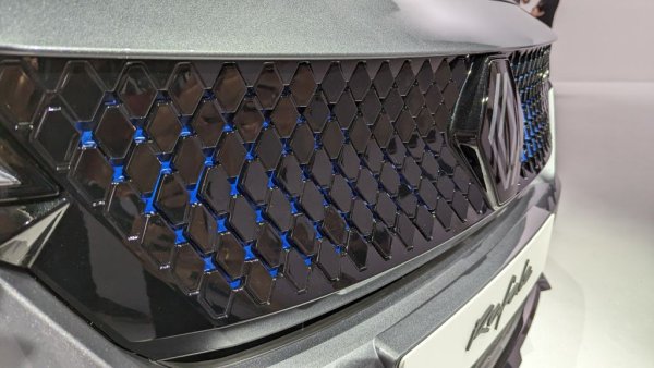 Изцяло нова като идея е и предната решетка, изпълнена с характерните за Renault ромбоиди. Те създават триизмерен ефект и, в зависимост от версията, са върху син или сив фон. Дизайнът е разработен с помощта на изкуствен интелект. 
