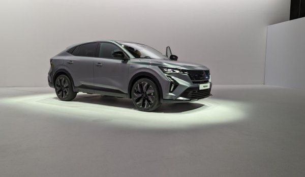 Задните светлини са раздалечени, за да изглежда колата по-солидна. Те са анимирани с микрооптична технология. 
Като начало Rafale се предлага в пет цвята, от които чисто нови са синьото, което се нарича Alpine, и перленобялото. Останалите разцветки са черно, шистово сиво и огненочервено. 
