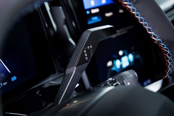 Скоростната кутия е от т. нар. "многорежимен" тип - също като при останалите хибриди от серията E-Tech. Първоначално тя е разработена за участието на Renault във Формула 1. Трансмисията дава 15 възможни комбинации за работа между основния двигател и електромоторите. От Renault уверяват, че смяната на предавките е усъвършенствана и още по-плавна в сравнение с Austral, но ще можем да проверим това твърдение, едва когато тестваме готовия автомобил. 
И още нещо: превключвателят вече е лостче отдясно на волана. 