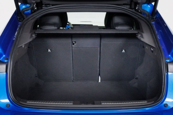 Вътрешното пространство при Rafale е почти идентично с това в по-големия Espace. Скосяването на покрива не се отразява твърде негативно и на обема на багажника - 647 литра. 
