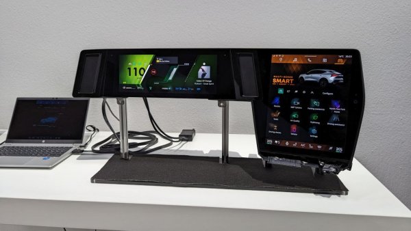 Двата дисплея, разположени във формата на буквата L, са познати от другите по-актуални модели. 12.3-инчовият екран пред шофьора приютява всички прибори, а 12-инчовият вертикален сензорен дисплей в средата е за мултимедията. И тук дизайнерите са се изхитрили да загатнат вездесъщия ромб. 
Усъвършенстван е и т. нар. head-up - прожекционният дисплей на предното стъкло, който вече има диагонал над 9 инча. 
