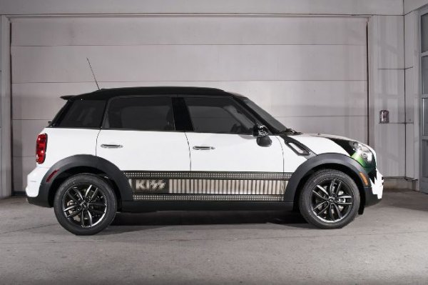 Четири Mini Countryman изрисувани в стила KISS. Създадени са с благотворителна цел за децата на Япония, пострадали от земетресението и последвалото опустошително цунами.