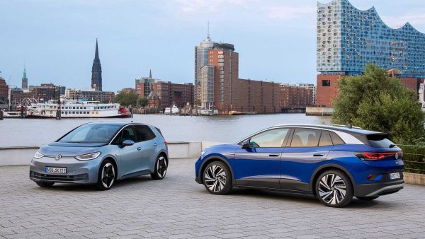 Лек спад отчита Volkswagen през миналата година. Почти 4,9 милиона продажби представляват 8,1% по-малко от предходната година. Базираната във Волфсбург компания беше най-тежко засегната в Китай със спад от 14,8%. В Северна Америка, от друга страна, резултатът се увеличи с 13% (плюс 206 300 бройки).

В Европа изоставането е с цели 543 000 бройки, като това се обяснява с липсата на чипове. В същото време се отчита ръст на продажбите на електромобили, които са общо 7,5% от общите. През предишната година техният дял беше 4%.