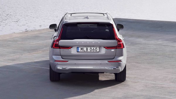 Увеличението е с 5,6% спрямо 2020 г., но има нещо по-впечатляващо &ndash; хората, купили си Volvo онлайн, са се увеличи с 316%. При моделите най-добре се справя XC60 (215 635 продажби), следван от XC40 (201 037) и XC90 (108 231). При електрифицираните модели ръстът е близо 40%.