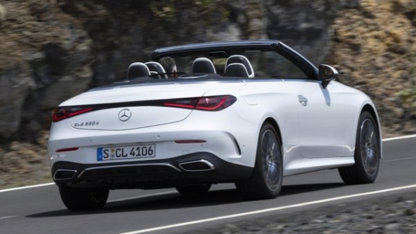 С дължина 485 см,новият Cle Cabriolet  едновременно заменя C Cabrio и по-големия E Cabrio. Елегантен, той също така решава добре замяната на традиционния ламаринен покрив на кабриолетите Stella с многослоен брезентов покрив.  Необходими са само 20 секунди, за да го свалите или вдигнете, дори ако карате с 60 км/ч. Купето има арматурно табло, което се простира към пътниците с меки форми, поддържайки високо конфигурируемия 12,3" инструментален дисплей и 11,9" вертикален сензорен екран. Междуосието от 286 см гарантира истински простор за четирима души и 295 литра за багажника.

Под капака има само 48-волтови меки хибридни двигатели. Всички те използват електрически агрегат, който добавя (когато е необходимо) съответно 23 конски сили и 200 Nm към мощността и въртящия момент на всяко предложение. Гамата е съставена от 2-литровия турбодизел със 197 конски сили със задно предаване, 2-литровия турбо бензин с 204 конски сили и задно предаване, 258 конски сили и 400 Нм въртящ момент при 300 4Matic и накрая 3-литровия 6-цилиндров с 381 конски сили и въртящ момент от 500 Nm за 450 4Matic. Най-новата версия харчи значително повече и изисква 99 055 евро, докато базовата струва &bdquo;само&ldquo; 71 056 евро.