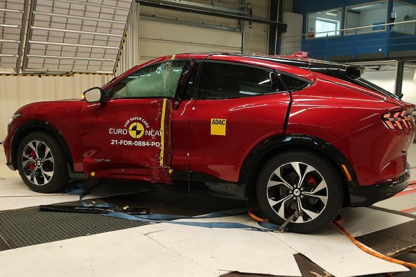 Докато Ford се насочва към електрическата революция, започваме да виждаме внедряването на все по-смели технологии във всички негови модели. Сред тях се откроява особено електрическият Ford F-150 Lightning EV, чието оборудване е наистина впечатляващо. Въз основа на рейтингите от IIHS и NHTSA, Ford Mustang Mach-E е един от най-безопасните електрически SUV за 2023 г.

Като алтернатива, Ford Escape също е един от най-безопасните малки SUV автомобили на пазара за тези, които все още не искат да преминат към електрически превозни средства. Американската марка обръща особено внимание на пикапите, като в тяхното оборудване вече попада широк набор от функции за предотвратяване на злополуки и защита от сблъсък. В резултат на това моделите F-150 от 2015-2019 г. спечелиха максималната оценка от пет звезди за безопасност от NHTSA.