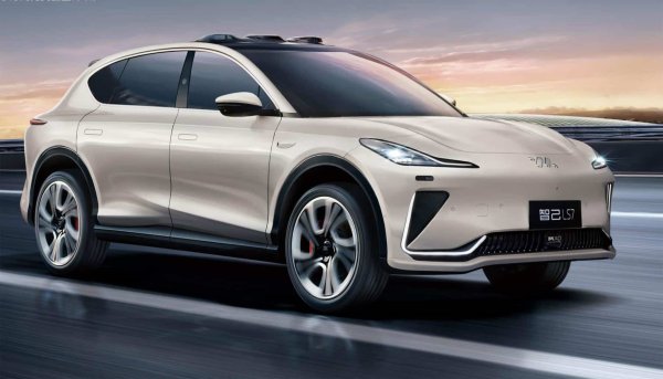 SAIC (Shanghai Automotive Industry Corporation) е най-големият производител на автомобили в Китай по отношение на общия обем на продажбите. Това е държавна компания, а най-успешната марка в нея е MG. Миналата година SAIC продаде 3,59 милиона автомобила по целия свят, от които 1,38 милиона бяха продадени от собствени марки, като на MG се падат 2/3 от продажбите. В допълнение към своите „собствени“ марки, SAIC има съвместни предприятия с Volkswagen Group и General Motors, които също му помагат за глобално разширяване.
