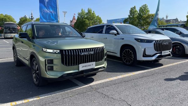 Въпреки че вече има широка гама от марки, включително Kaiyi, Exceed и Jetour, Chery се опитва да се разшири глобално брандовете Omoda и Jaecoo (на снимката). В момента Chery е най-големият износител в Китай -  миналата година продажбите в чужбина допринесоха за 50% от общия обем. Единственото значително съвместно предприятие с чуждестранни производители е това с Jaguar Land Rover през 2012 г.
