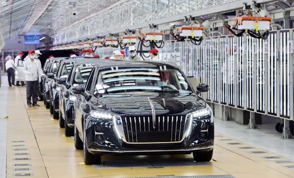 First Automotive Works (FAW) е основана през 1956 г. и е компанията майка на Hongqi, марката луксозни автомобили, считана за официалното превозно средство на Комунистическата партия- Сред различните марки, които предлага, са още Bestune и Jiefang. Групата също така произвежда автомобили за Volkswagen и Toyota: само през 2023 г. 2,12 милиона произведени единици от общо 2,64 милиона са имали логото на Volkswagen или Toyota.
