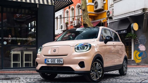 Отделна глава е отделена за стартиращи компании, които общо включват цели 75 марки. Най-важните са:

NIO, основана през 2014 г., се превърна в един от най-иновативните производители на автомобили в Китай. Днес тя присъства в Норвегия, Германия, Холандия, Дания и Швеция, с общ обем на продажбите от 160 000 единици през 2023 г.;

Xpeng - пряк конкурент на NIO, предлага гама от изцяло електрически седани и SUV, но гамата му е по-ограничена. Наличен в Китай и няколко европейски пазара, като е продал общо 141 600 единици през 2023 г.;

Li Auto, която е специализирана в големи и луксозни превозни средства, има гама, състояща се от електрически превозни средства с удължен пробег (с изключение на Mega, изцяло електрически MPV). Предлага се в Русия, но все още не е навлязла официално на европейските пазари. През 2023 г. са продадени общо 376 000 единици;

Xiaomi пусна своя SU7 в края на 2023 г. и има големи амбиции в Китай и в чужбина;

В момента Leapmotor предлага четири модела, вариращи от SUV (C10 и C11), седани (C01) и градски автомобили (T03 - на снимката). Миналата година продаде общо 144 200 единици (+30%) и продаде 20% от активите си на Stellantis в опит да ускори разширяването си в Европа;

AITO, основана през 2021 г. като съвместно предприятие между Huawei и Seres, предлага набор от SUV автомобили, които използват технологията на Huawei. През 2023 г. марката е продала общо 94 400 единици;

В момента Hozon предлага четири модела под своята марка EV, наречена Neta - спортната кола GT, седана S и два SUV (вие и V). През 2023 г. са продадени 127 500 единици;

Hiphi има гама, състояща се от голям хечбек и два SUV. Въпреки че превозните средства предлагат редица усъвършенствани функции, високата продажна цена не позволява на компанията да постигне значителни резултати. През 2023 г. са продадени общо едва 4800 бройки.