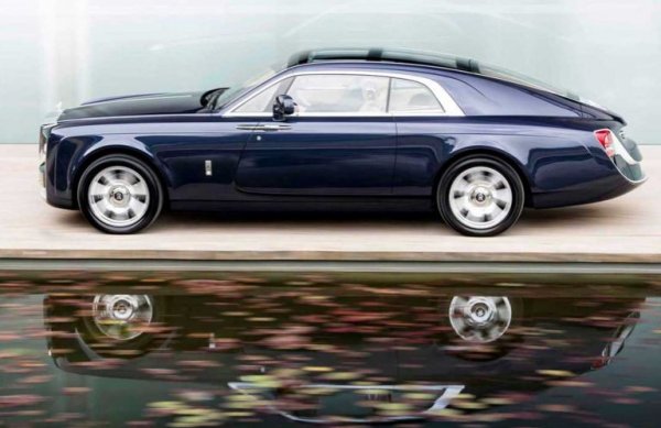 Пред вас е един от най-редките и най-скъпи автомобили, построявани някога от Rolls-Royce, по поръчка на конкретен човек. Уникалният Sweptail излиза на състоятелния клиент, който активно участва в създаването на колата, над 10 млн. евро.

Постройката на ексклузивното купе с прозрачен покрив и изтеглена задна част започва през 2013 г. и завършва през 2016. Идеята е този автомобил да прилича на колите на Rolls-Royce от 30-те години на миналия век.