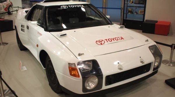 Рали наследството на Toyota отстъпва може би само на Lancia, но японският производител се е сблъсквал с повече от няколко фалстарта по пътя си. Класически пример е 222D, рали автомобилът от Група S, който е проектиран да победи съперниците на марката до краен предел в разработката, само за да бъде спрян, преди изобщо да стигне до състезание. 

След като правилата на Група S трябва да влязат в правилника за сезон 1987, Toyota решава да вземе преднина в състезанието и да разработи новата си кола няколко години по-рано. До 1985 г. тя е почти напълно завършена: силно модифицирана версия на MR2, със задвижване на четирите колела и уникален състезателен двигател.

Въпреки това, поредица от фатални инциденти с автомобили от Група B през сезон 1985 на WRC кара организаторите да предприемат драстични мерки като забранят не само всички коли от Група B след 1986 г., но и да отменят напълно предстоящата Група S. Вместо това по-малко мощните автомобили от Група А ще станат най-високото ниво за рали състезания. Тъй като вече е напреднала с разработката, Toyota не вижда как 222D ще може да отговори на новите правила.
