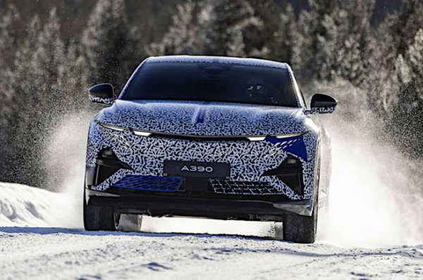 Alpine описва A290 като първи модел в своя Dream Garage, а вторият е значително по-големият A390. На снимката тук е подложен на тестове при студено време в Лапландия. A390 все още не е наличен за продажба към момента. Официалното му премиера се чака всеки момент през май.

Вече е известно обаче, че автомобилът ще бъде петместен &bdquo;спортен фастбек&ldquo; с дължина малко повече от 4,6 м  и ще има три електрически мотора и пет режима на шофиране, единият от които се нарича Alpine Active Torque Vectoring.

Логично, ще направи публичния си дебют в Диеп, градът, където историята на марката започна преди 70 години.