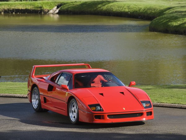 Може би най-известният цвят в света – състезателното червено на Ferrari. Но времената, в които цялата серийно продукция на компанията се поръчваше само в този цвят. Доста преди първите успехи на Ferrari това „състезателно червено” е прието за официален цвят на всички италиански тимове, като основно става въпрос за Maserati, Alfa Romeo и Lancia. Потвърден дебют – в пробега Париж - Пекин през 1907 г.
