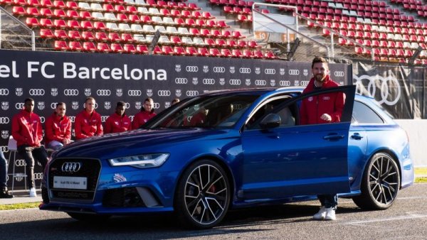 Лео всъщност имаше няколко модела на Audi като последица от рекламния договор на германската компания с клуба му "Барселона". Докато контрактът бе в сила, всички футболисти имаха право да си изберат модел от Инголщад - но единствен Меси имаше право на неограничен избор, което веднъж използва за R8 V10 Spyder, а втори път - за RS6, едно от най-бързите комбита в света. 
