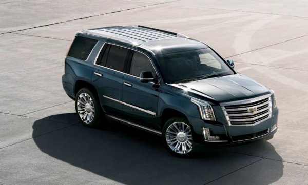 Любимата кола на американските рапъри и/или гангстери има място и в гаража на дребния аржентински футболист. Меси явно харесва модела, защото освен това винаги наема такава кола при пътуванията си в Северна Америка. Там това чудовище с 6.2-литров двигател е съвсем в реда на нещата. 
