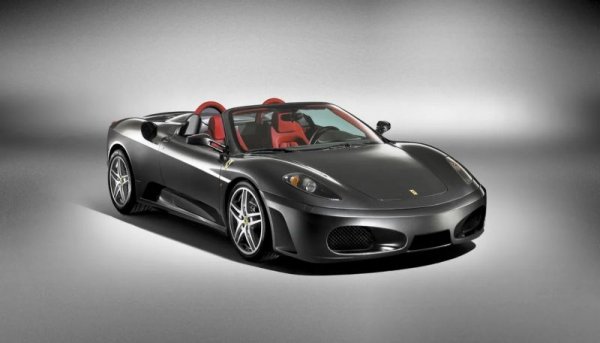 Суперзвезда без Ferrari е нещо неестествено. Лео има две, като първото е F430 Spider, с фантастичен V8 и 490 конски сили, способно да развие до 315 км/ч. При това аржентинецът си е позволил да пренебрегне завета на Енцо Ферари и да откаже червения цвят в полза на дискретен сив металик. 
