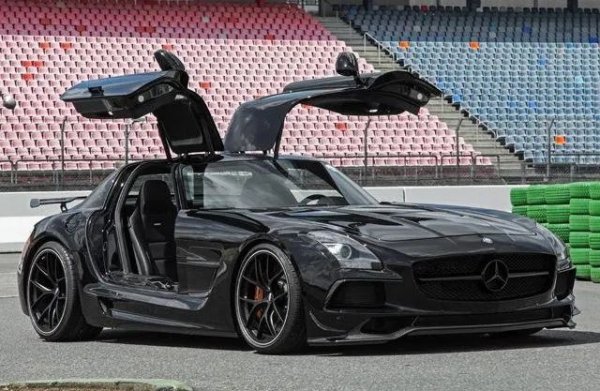 Още една машина, която с годините се превръща в колекционерска рядкост. С 6.2-литров V8 и 571 конски сили в стандартния си вариант, тази кола се призвеждаше предимно на ръка в завода на Magna Steyr в Грац, оттам се откарваше в Зинделфинген за финална сглобка, а двигателят се правеше изцяло на ръка в Афалтербах, сърцето на АMG-поделението. 
