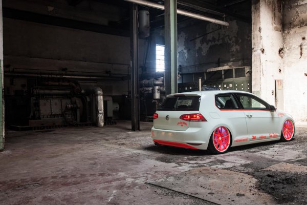 Volkswagen Golf VII с фосфоресциращо покритие от Low-Car-Scene и BlackBox-Richter
