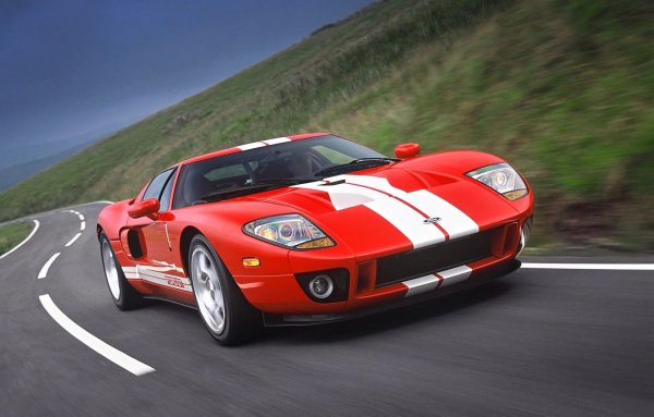 Моделът се превърна в олицетворение на възраждането на една легенда - Ford GT40, който доминира на пистата "Льо Ман" през 60-те години на миналия век. Пуснат на пазара през 2005 г., новият GT включва най-доброто от своя предшественик и технологиите на своето време. 

Неговият 5,4-литров V8 с компресор произвежда 550 к.с., което прави колата невероятно бърза, а класическият й дизайн отдава почит на една състезателна легенда. Ford GT е автомобил, който успя да съчетае миналото и бъдещето в една елегантна каросерия.

