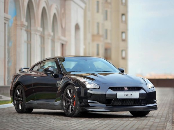 Когато излезе на пазара през 2007 г., Nissan GT-R моментално с извоюва легендарен статус. Този модел е проектиран с една цел - да стане най-добрият спортен автомобил на своето време и успешно я постигна. Мощният 3,8-литров туин-турбо V6 произвежда 485 к.с., но истинската магия на GT-R е неговата система за задвижване на четирите колела и невероятното управление. 

Този модел успя да се конкурира със суперавтомобили, които струваха два или дори три пъти повече. Nissan GT-R остава еталон на инженерното изкуство и до днес.
