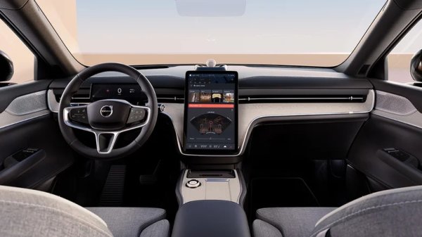 Като истински пашкул, Volvo EX90 ви обгръща в звукова среда, която може да ви пренесе в друго измерение. Представете си прогресив рок на Pink Floyd, звучащ от всеки ъгъл на автомобила, или гърмящия, богато оркестриран синт-поп на група като Bear's Den. EX90 модел 2025 г. е тих и отличен за дълги пътувания с кола, което е точно това, което ще искате да правите с тази аудиосистема.

EX90 разполага с 25 високоговорителя на Bowers & Wilkins, разположени навсякъде. B&W са използвали 3D принтиране, за да подпомогнат създаването на прототипи за дизайна и разположението на говорителите, помагайки за изработката на всичко. От решетките до самите драйвери. Преглеждайки спецификациите, описващи как EX90 е бил фино настроен за аудио, става очевидно, че истински аудиофили са работили по технологията. 

Звукът е настроен за жизнено аудио изживяване от всяка седалка. Има режим &bdquo;Abbey Road Studios&ldquo;, който имитира органичния звук от известното студио, където The Beatles са записали много от своите албуми.
