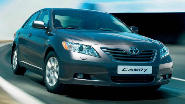 Поколението XV40 е непретенциозно и надеждно. Няма сериозни оплаквания относно каросерията. Металът е качествен и дори колите от първите години на производство обикновено показват корозия само ако са били карани в суров климат. Ръждата атакува метала бавно, така че подновяването на антикорозионното покритие на всеки няколко години е достатъчно за безпроблемна работа.