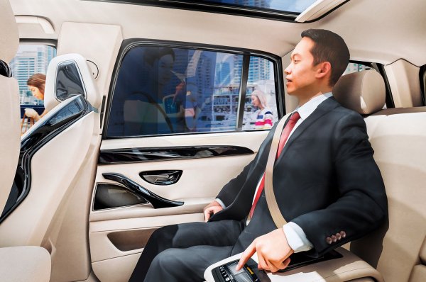 Забравете страничните щори - утрешните автомобили ще имат странични прозорци и участъци от предното стъкло с вградени сензори, които ги затъмняват при ярко слънце, за да се предотврати заслепяването на шофьора и пътниците, да се поддържа интериора хладен и да се блокират вредните UV лъчи. Използвайки нова технология от течнокристален филм, предното стъкло, както и всички останали, ще могат да се нагряват, без да са необходими жични нагреватели. Някои по-луксозни модели вече имат панорамни люкове, които могат да бъдат затъмнени с превключвател. В следващите няколко години някои автомобили също така ще имат възможност да затъмняват, осветяват и нагряват прозорците напълно автоматично.