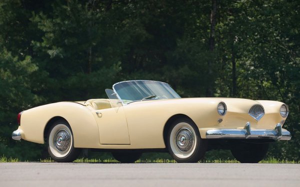 Фирмата Kaiser се опитва да се бори с големите американски производители и през 1954 г. предлага кабриолета Darrin. Баналният 6-цилиндров двигател с 90 к.с. се съчетава с нестандартен дизайн, като вратите се прибират в предните криле. Купувачите обаче не оценяват фантазиите на дизайнера, а малко по-късно компанията е погълната от концерна АМС.
