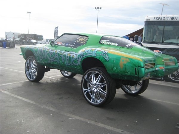 Buick Riviera оборудван с 30-инчови джанти