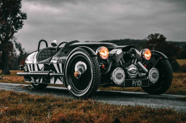 Може би сте очаквали да видите този модел в списъка с коли, които използват мотоциклетни двигатели. Morgan 3-Wheeler е британски спортен автомобил с много характер. Ръчно изработен модел, използващ процес, който е останал почти непроменен от основаването на Morgan Motor Company през 1910 г.

Направен е от стомана, алуминий, дърво, лепило и кожа. Това е всичко. Въпреки че четириколесните Morgan използват двигатели на BMW, този разчита на Harley-Davidson V-Twin. Неговите 81 к.с. са повече от достатъчни и издават гърлен звук, който го прави безпогрешен. Вибрира с ентусиазъм и притежава онази "същност" на двигателите от миналото.
