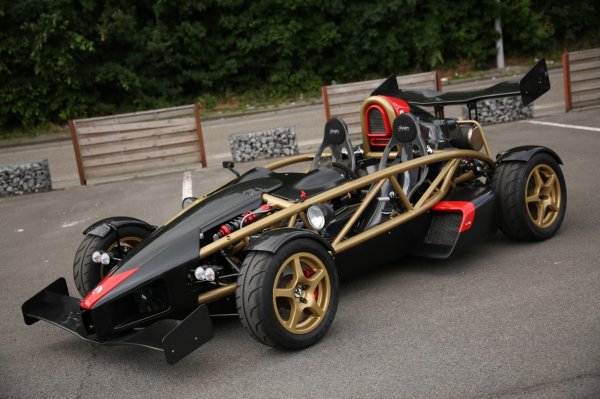 Ако шофирането на Morgan е приятно удоволствие, то с модела Ariel Atom V8 е като да карате с пълна скорост в кутия на колела с малко контрол. Той комбинира два двигателя от Suzuki Hayabusa, създавайки 3-литров V8, който развива над 10 000 об/мин.

Звучи просто, но това са почти 500 к.с. за кола, тежаща малко над половин тон. Всъщност, тя ускорява от 0 до 100 км/ч за 2,5 сек, а липсата на предно стъкло прави преживяването наистина интензивно. Това е вълнуващ прилив на адреналин. Състезателната версия може да развие максимална скорост от 322 км/ч.

