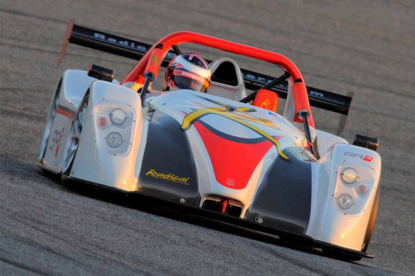 Много автомобили, които използват мотоциклетни двигатели, избират този на Hayabusa: той е голям, но компактен, развива много високи обороти, има фантастичен въртящ момент, а съотношението мощност-тегло също е изключително. Ето защо е идеален за пистови автомобили като Radical SR3 XXR, който може да се похвали с 205 к.с.

Всъщност, британската компания Radical Sportscars не просто инсталира двигателя, а препроектира автомобила, за да издържи на необходимите G-сили. Тези (късметлии), които са го карали, казват, че това е най-близкото до пилотирането на прототип от Льо Ман. Това е една от онези демонстрации, че не е нужен V12, за да се постигнат невероятни характеристики, усещания и времена за обиколка.
