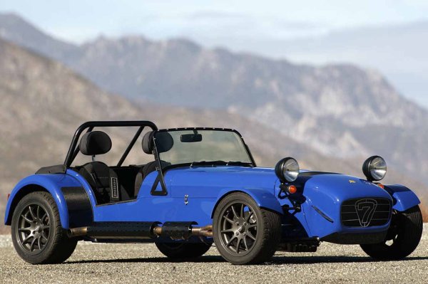 Caterham Seven е автомобил, който се е посветил на усъвършенстването на минимализма през последните пет десетилетия. Дизайнът му е базиран на идеята на Колин Чапман: "Не добавяй мощност, намалявай теглото"л Нещо, което производителите сякаш са забравили в днешно време, когато създават спортни автомобили.

Версиите Blackbird и Fireblade на този модел използват двигателите съответно от Honda CBR1100 и CBR900RR Fireblade. Най-хубавото на този спортен автомобил е цялостният му баланс. Той е много бърз не само по правите, но и що се отнася до бързите рефлекси. Кола, която е удоволствие да се шофира.
