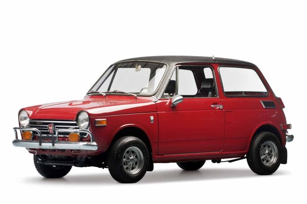 Японската марка беше еталон в света на двуколесните превозни средства, преди да направи скока към четириколесните. Honda N600 се появи на пазара в средата на 60-те години на миналия век и използваше 598-кубиков двуцилиндров двигател... наследен от Honda CB450.

Въпреки че развива само 36 к.с., голяма част от чара му се криел в способността му да достига обороти до 9000 об/мин. Това, както и фактът, че тежи само 547 кг. Днес е колекционерска вещ, а някои дори са се осмелили да го оборудват с редови четирицилиндров двигател, използван в Honda CBR1000RR.
