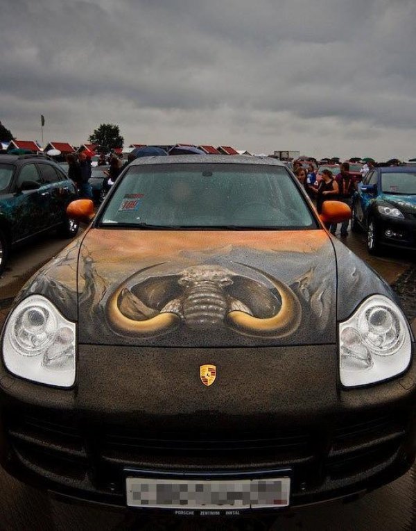 Снимки от фестивала "AEROграфии", който се провежда ежегодишно в Санкт Петербург. На него могат да се видят едни от най-интересните, изрисувани автомобили в Русия.