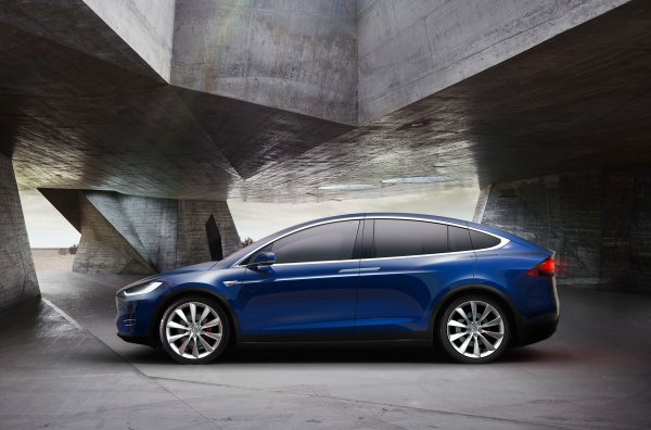 Масивните хромирана ленти по вратите на Model X приличат на пълноценни дръжки на вратите - изглежда, че колата трябва просто да ги "изкара" от вратата, като при Range Rover Velar, например. Но това, което блести, не е цялата дръжка. Всъщност това са само бутони за отваряне на вратите, но за да я отворите на правилното разстояние, ще трябва да преминете отвъд ръба на вратата. Ако говорим за предните врати, разбира се, защото тези от типа "крило на чайка" сканират колко пространство има нагоре и се отварят до максималната налична височина.