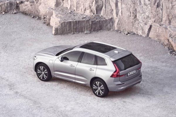 Шведската марка на Geely е най-бързо растящата в европейския премиум сегмент. Това се отнася и до XC60, където продажбите за четирите месеца са с 35% над тези от 2020 година. 
