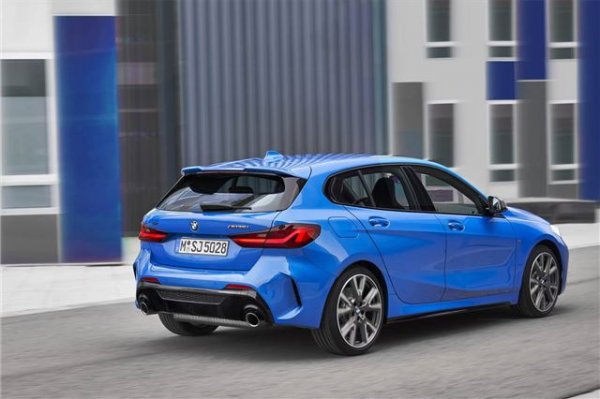 24% ръст на годишна база за най-достъпното в ценово отношение BMW.
