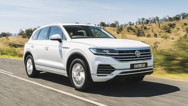 Дори и с дизелов агрегат, Touareg изпреварва конкурентите си средно с по 3 децибела - 57.5 на гладкото трасе, 67 на грапавото и 62.25 средно. 
