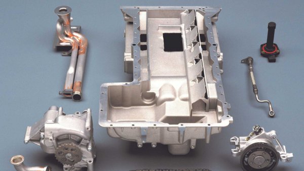 За да се гарантира, че резервоарът, в който се събира маслото, е непрекъснато на определено ниво, се използват всмукателни помпи с по-висок дебит от този на подаването. Следвайки пътя на течността, след подаващата помпа обикновено се поставя филтър, който има за задача да не пропуска определени шлаки, които биха повредили движещите се части на двигателя.