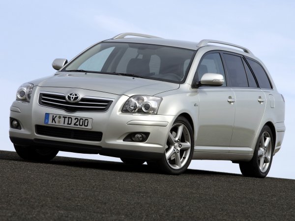 Второто поколение на Avensis, произвеждано през периода от 2003 до 2009 година, се радва на сериозен интерес, но пък за тези пари трудно може да бъде намерена кола на по-малко от 12 години и с пробег под 200 000 км.

Повечето предложения са с дизеловите 2.0 D4D или 2.2 D4D, като скоростните кутии са 6-степенна механична или автомат със същия брой предавки. Бензиновият вариант с 1,8-литров атмосферен мотор също е отличен вариант, тъй като той се е доказал с надеждността си през годините.

Като плюсове за комбито на Toyota трябва да бъдат отбелязани също така богатото оборудване, както и здравото и комфортно окачване.