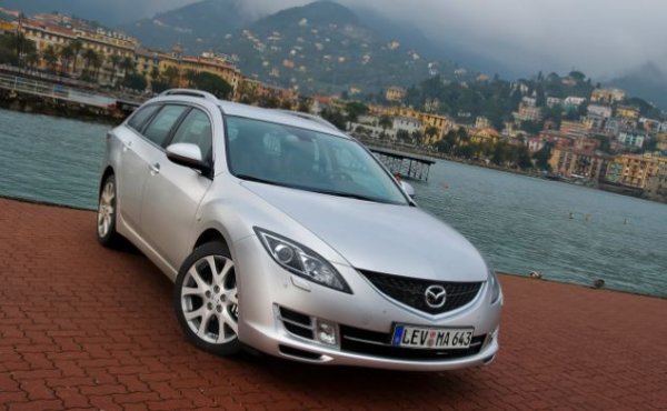 Още едно нелошо японско предложение от този клас, което със сигурност си заслужава вниманието. В случая става дума за втората генерация на модела (2007-2012 година), като за тази сума може да се намери автомобил на 12 години с механична скоростна кутия и пробег от 200 000 км.

Тук експертите препоръчват варианта с 1,8-литров бензинов двигател, който се справя отлично и от него почти няма оплаквания. Същото се отнася и за останалите бензинови мотори за модела, докато дизелите определено са капризи и е добре да се избягват, особено с голям пробег.

Друго, за което трябва да се внимава, е ръждата. Тя беше огромен проблем при първото поколение на Mazda6, като компанията бързо все мерки, но тази слабост си остана. Оплакванията има и от твърдото шаси, което „убива“ окачването и кормилната рейка.
